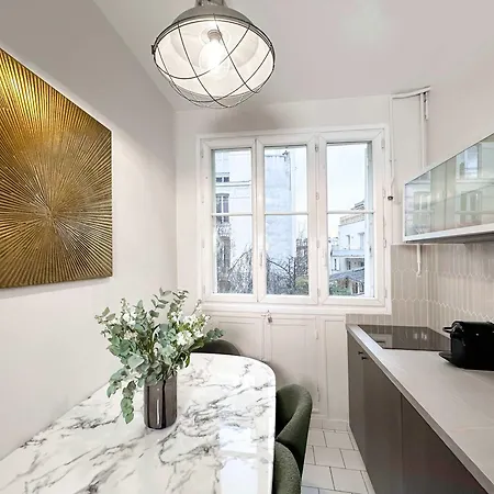 Charming Flat Near Eiffel Tower Apartment